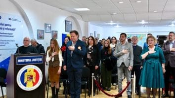 Știri de azi | Jurnalistul britanic Charlie Ottley a depus jurământul pentru a deveni şi cetăţean român/ La ceremonie a asistat şi minstrul Justiţiei - Știri de azi | 