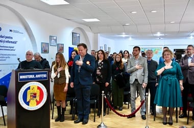 ottley-juramant-cetateniejpg - Știri de azi Știri de azi | Jurnalistul britanic Charlie Ottley a depus jurământul pentru a deveni şi cetăţean român/ La ceremonie a asistat şi minstrul Justiţiei - Știri de azi |