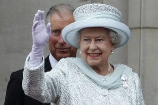 Știri de azi | Garderoba reginei Elizabeth II, în centrul unei expoziţii la Londra - Știri de azi | 