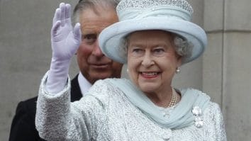 Știri de azi | Garderoba reginei Elizabeth II, în centrul unei expoziţii la Londra - Știri de azi | 