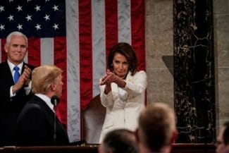 pelosi-trump-twjpg - Știri de azi Știri de azi | ”O femeie oribilă care a făcut treabă proastă”, o atacă Trump pe Pelosi după ce adversara sa feroce îşi anunţă retragerea din politică. ”Cred că ea face un mare serviciu ţării retrăgându-se” - Știri de azi |
