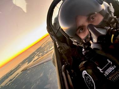 Știri de azi | Forţele Aeriene Române: Cel mai tânăr instructor de zbor pentru viitorii piloţi ai NATO, detaşat în SUA, este un român/ Claudiu Fusaru: În escadrilă suntem instructori de limbi diferite, dar când vine vorba de zbor, vorbim cu toţii aceeaşi limbă – FOTO - Știri de azi | 