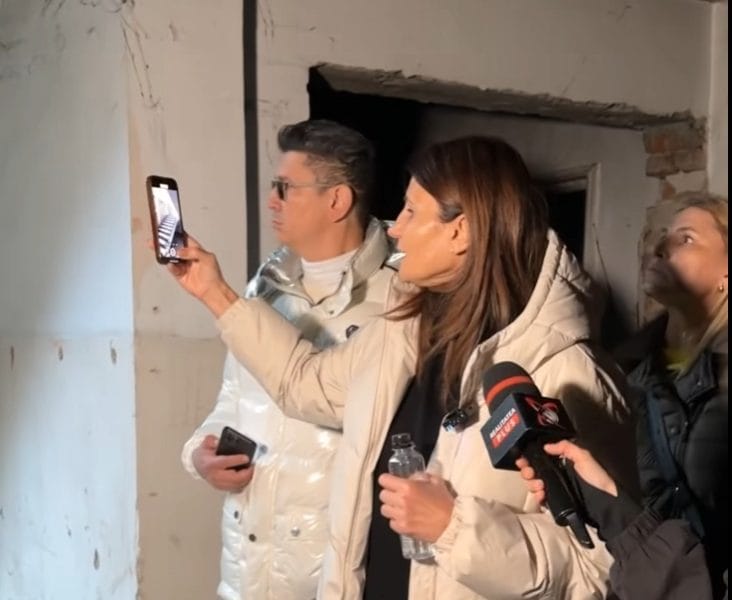 Anca Alexandrescu la Policlinica Morarilor din Sectorul 2, vorbind despre starea de degradare a clădirii și nevoia urgentă de redeschidere a unităților medicale din subordinea Primăriei Capitalei.