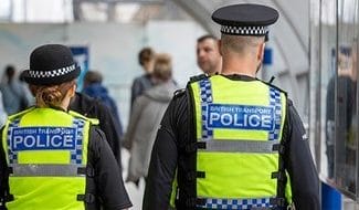 Știri de azi | Poliţia britanică afirmă că atacul cu cuţitul din tren, soldat cu 11 victime, a fost comis de un singur atacator şi nu are legătură cu terorismul. Un angajat al căilor ferate, în stare critică, a încercat să-l oprească pe agresor şi e considerat erou - Știri de azi | 