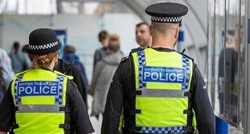 Știri de azi | Poliţia britanică afirmă că atacul cu cuţitul din tren, soldat cu 11 victime, a fost comis de un singur atacator şi nu are legătură cu terorismul. Un angajat al căilor ferate, în stare critică, a încercat să-l oprească pe agresor şi e considerat erou - Știri de azi | 