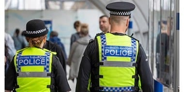 Știri de azi | Poliţia britanică afirmă că atacul cu cuţitul din tren, soldat cu 11 victime, a fost comis de un singur atacator şi nu are legătură cu terorismul. Un angajat al căilor ferate, în stare critică, a încercat să-l oprească pe agresor şi e considerat erou - Știri de azi | 