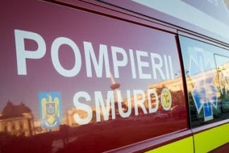 pompieri-smurdjpg - Știri de azi Știri de azi | Explozie urmată de incendiu într-un bloc din Timişoara / 60 de persoane s-au autoevacuat / Un bărbat a fost dus la spital cu arsuri pe aproape jumătate din corp - Știri de azi |