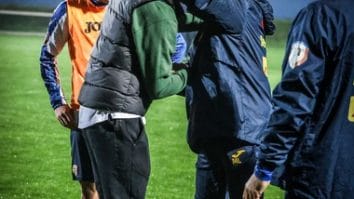 Știri de azi | Mihai Popescu, aflat în perioada de recuperare după accidentarea gravă suferită în meciul cu Austria, i-a vizitat pe tricolori la Mogoşoaia – FOTO - Știri de azi | 