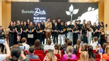 Știri de azi | David Popovici şi membri ai lotului naţional de canotaj au premiat 35 de tineri excepţionali la Gala Burselor DAR - Știri de azi | 