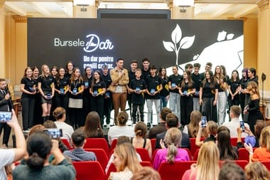 popovicijpg - Știri de azi Știri de azi | David Popovici şi membri ai lotului naţional de canotaj au premiat 35 de tineri excepţionali la Gala Burselor DAR - Știri de azi |