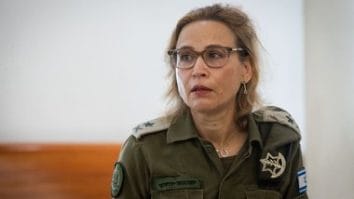 Știri de azi | Fosta şefă a departamentului juridic al armatei israeliene a fost arestată pentru că a divulgat un videoclip care arată violenţe ale soldaţilor împotriva deţinuţilor palestinieni - Știri de azi | 