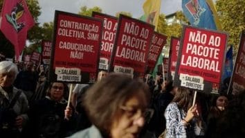 Știri de azi | Zeci de mii de oameni au ieşit în stradă la Lisabona pentru a protesta faţă de propuneri legislative în domeniul muncii care ar face concedierea angajaţilor mai uşoară - Știri de azi | 