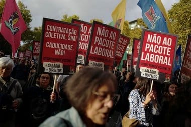 protest-portugaliajpg - Știri de azi Știri de azi | Zeci de mii de oameni au ieşit în stradă la Lisabona pentru a protesta faţă de propuneri legislative în domeniul muncii care ar face concedierea angajaţilor mai uşoară - Știri de azi |