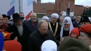 Știri de azi | Putin, pus în încurcătură după ce este luat la întrebări, în Piaţa Roşie, de Kira, o fată de 11 ani, pe tema tratamentului aplicat unchiului său rănit în Războiul din Ucraina - Știri de azi | 