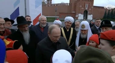 putin-kira-twjpg - Știri de azi Știri de azi | Putin, pus în încurcătură după ce este luat la întrebări, în Piaţa Roşie, de Kira, o fată de 11 ani, pe tema tratamentului aplicat unchiului său rănit în Războiul din Ucraina - Știri de azi |