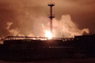 rafinarie-in-flacarijpg - Știri de azi Știri de azi | O uzină petrochimică din regiunea rusă Başkortostan a fost avariată într-un atac ucrainean cu drone. Obiectivul se află la 1.500 de km de graniţa ucraineană - Știri de azi |