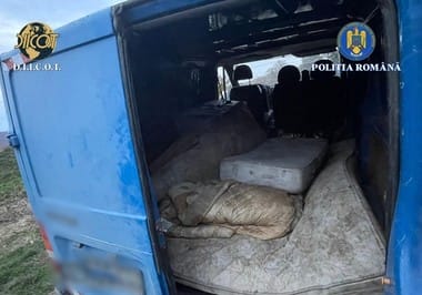 Știri de azi | PNL Iaşi l-a exclus pe consilierul de la Mogoşeşti, arestat pentru că ar fi exploatat două persoane să muncească în condiţii degradante. Liderul PNL Iaşi îl acuză pe şeful local PSD că “face scut“ în jurul edilului din Grozeşti, acuzat că a lovit doi copi - Știri de azi | 