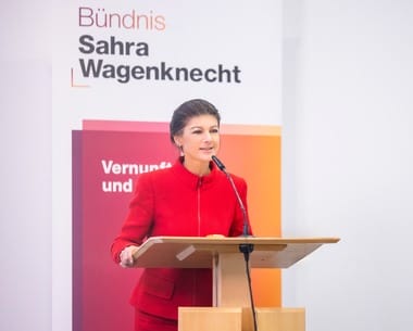Știri de azi | Icoana extremei stângi din Germania demisionează din funcţia de lider al partidului populist pe care l-a fondat. Sahra Wagenknecht spune că va continua să deţină un rol activ de conducere în partidul care îi poartă numele - Știri de azi | 