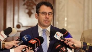 Știri de azi | Ştefan Pălărie (USR): Astăzi, la Plenul Senatului, va fi anunţată trecerea tacită a iniţiativei legislative cu 300 de parlamentari. Trece în camera decizională şi probabil că va fi vârâtă într-un sertar, peste care se va aşeza praful - Știri de azi | 