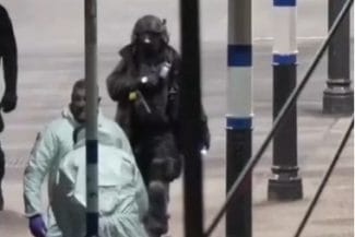 screenshot-2025-11-04-060607jpg - Știri de azi Știri de azi | Suspect acuzat de tentativă de omor, în urma atacului cu cuţitul într-un tren din Marea Britanie - Știri de azi |