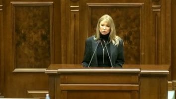 Știri de azi | Moment de reculegere, în plenul Senatului, pentru Mihaela, femeia ucisă în mod barbar de către fostul ei partener, cu 15 lovituri de cuţit şi pentru toate celelalte 50 de femei care au fost ucise în acest an, în România - Știri de azi | 