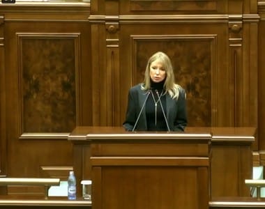 Știri de azi | Moment de reculegere, în plenul Senatului, pentru Mihaela, femeia ucisă în mod barbar de către fostul ei partener, cu 15 lovituri de cuţit şi pentru toate celelalte 50 de femei care au fost ucise în acest an, în România - Știri de azi | 