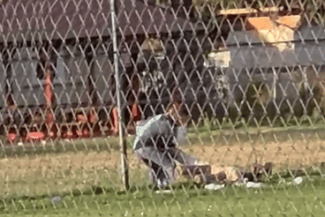 Știri de azi | Anchetă a Poliţiei Bihor, după apariţia în spaţiul public a unor imagini cu un bărbat care ar fi fost bătut de un angajat în curtea unui centru pentru persoanele cu dizabilităţi/ Poliţiştii au deschis dosar penal pentru purtare abuzivă – VIDEO - Știri de azi | 