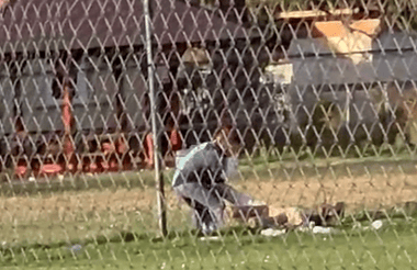 Știri de azi | Anchetă a Poliţiei Bihor, după apariţia în spaţiul public a unor imagini cu un bărbat care ar fi fost bătut de un angajat în curtea unui centru pentru persoanele cu dizabilităţi/ Poliţiştii au deschis dosar penal pentru purtare abuzivă - Știri de azi | 