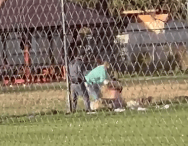 screenshot-from-2025-11-04-14-16-11png - Știri de azi Știri de azi | O infirmieră a centrului pentru persoane cu dizabilităţi din Bratca, filmată în timp ce bătea o rezidentă cu o nuia, a fost reţinută / Bărbatul care a lovit-o cu piciorul pe tânără, şi el internat în centru, va fi supus unei expertize psihiatrice - Știri de azi |