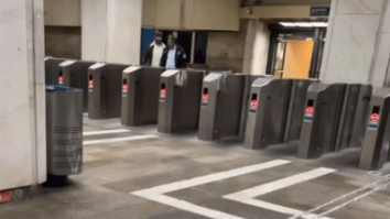 Știri de azi | Agent de pază de la staţia de metrou Piaţa Unirii 2, lovit în plină figură de un bărbat, după un conflict cu acesta/ Poliţiştii s-au sesizat din oficiu/ Agresiunea, filmată de camerele de supraveghere de la metrou – VIDEO - Știri de azi | 