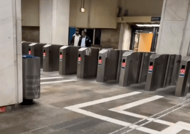 Știri de azi | Agent de pază de la staţia de metrou Piaţa Unirii 2, lovit în plină figură de un bărbat, după un conflict cu acesta/ Poliţiştii s-au sesizat din oficiu/ Agresiunea, filmată de camerele de supraveghere de la metrou – VIDEO - Știri de azi | 