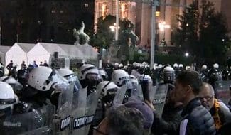 scutieri-serbiajpg - Știri de azi Știri de azi | Oponenţii şi susţinătorii preşedintelui Serbiei s-au încăierat la Belgrad - Știri de azi |