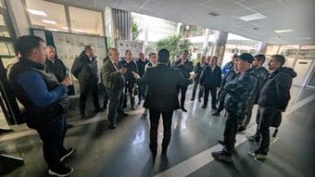 Știri de azi | Angajaţii firmei care asigură transportul public în Alba Iulia ameninţă că nu vor mai ieşi pe trasee, fiindcă nu şi-au mai primit salariile de două luni. Ei au mers la Primărie pentru a-şi prezenta nemulţumirile - Știri de azi | 