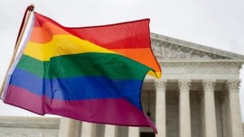 Știri de azi | Curtea Supremă a SUA respinge un apel prin care i se cerea să-şi anuleze hotărârea istorică prin care a legalizat căsătoriile între persoane de acelaşi sex - Știri de azi | 