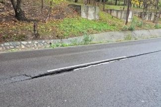 surpare-constantajpg - Știri de azi Știri de azi | Primăria Constanţa a închis circulaţia rutieră pe Valea Portului din cauza riscului crescut de surpare a carosabilului - Știri de azi |
