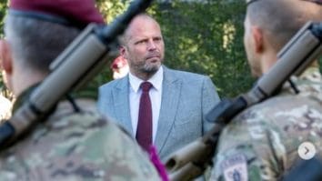 Știri de azi | Belgia investighează o nouă apariţie a unor drone deasupra unei baze militare. Ministru: „Nu a fost un simplu survol, ci o comandă clară ce viza Kleine Brogel” - Știri de azi | 