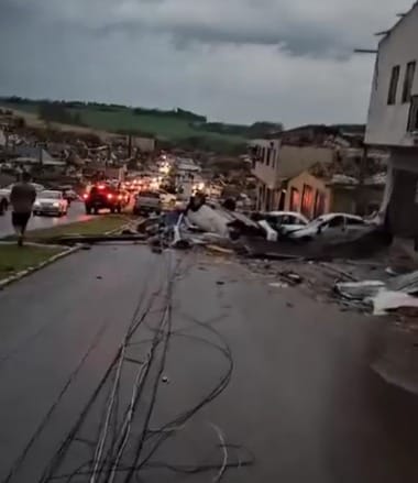 Știri de azi | Cel puţin cinci morţi şi 130 de răniţi după ce o tornadă s-a produs în sudul Braziliei – VIDEO - Știri de azi | 