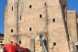 torre-dei-contijpg - Știri de azi Știri de azi | Muncitor român blocat sub dărâmături la Roma după ce s-a prăbuşit o parte din emblematicul Torre dei Conti, aflat în renovare – VIDEO - Știri de azi |