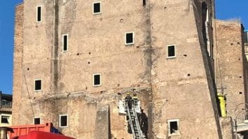 Știri de azi | Muncitor român blocat sub dărâmături la Roma după ce s-a prăbuşit o parte din emblematicul Torre dei Conti, aflat în renovare – VIDEO - Știri de azi | 