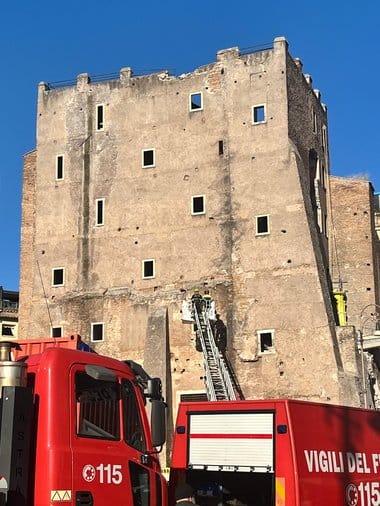 Știri de azi | Muncitor român blocat sub dărâmături la Roma după ce s-a prăbuşit o parte din emblematicul Torre dei Conti, aflat în renovare – VIDEO - Știri de azi | 