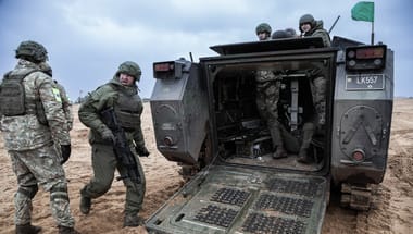 transportor-blindat-nato-intjpg - Știri de azi Știri de azi | UE planifică un „Schengen militar” pentru a accelera mişcările trupelor şi armelor în contextul ameninţării ruse. Planul urmează să fie prezentat la 19 noiembrie - Știri de azi |