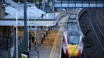 Știri de azi | Atacul cu cuţitul din tren: Proprietarul clubului Nottingham Forest oferă sprijin financiar fanilor afectaţi de incident - Știri de azi | 