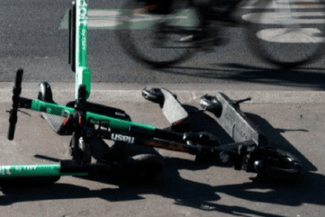 trotinete-electrice-paris-accident-tw1png - Știri de azi Știri de azi | Sibiu: Doi adolescenţi de 16 ani care circulau pe o trotinetă electrică, loviţi de un buldoexcavator care efectua lucrări la drum - Știri de azi |