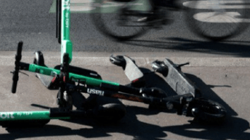 Știri de azi | Sibiu: Doi adolescenţi de 16 ani care circulau pe o trotinetă electrică, loviţi de un buldoexcavator care efectua lucrări la drum - Știri de azi | 