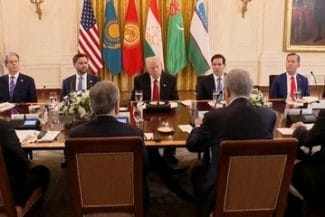 trump-cu-ex-sovietici-capturajpg - Știri de azi Știri de azi | Donald Trump i-a primit la Casa Albă pe liderii a cinci foste republici sovietice: „Au o importanţă imensă şi un potenţial incredibil” / Preşedintele american, lăudat de oaspeţii săi: „Sunteţi un mare lider, trimis de Cer” – VIDEO - Știri de azi |