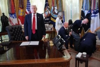 Știri de azi | Directorul executiv al Novo Nordisk Gordon Findlay leşină în Biroul Oval, în prezenţa lui Trump, la anunţarea acordului în vederea ieftinirii unor tratamente-far împotriva obezităţii. Evenimentul a fost întrerupt şi reluat ulterior - Știri de azi | 