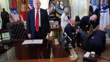 Știri de azi | Un reprezentant al unei societăţi farmaceutice leşină în Biroul Oval, în prezenţa lui Trump, la anunţarea acordului în vederea ieftinirii unor tratamente-far împotriva obezităţii, întrerupt şi reluat ulterior - Știri de azi | 