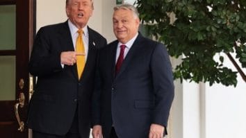 Știri de azi | Trump cere UE să respecte Ungaria şi pe Orban. ”Uitaţi-vă la ceea ce i s-a întîmplat Europei cu imigraţia. Ei au oameni care inundă Europa de peste tot, iar asta dăunează” - Știri de azi | 