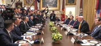 Știri de azi | Trump şi Hegseth apără decizia retragerii unor trupe americane din România, într-o întâlnire cu Orban la Casa Albă, după ce Bucureştiul cere să fie anulată. ”Mie chiar îmi plac românii”, spune Trump. A fost coordonată cu Casa Albă şi Rute şi notificată în - Știri de azi | 