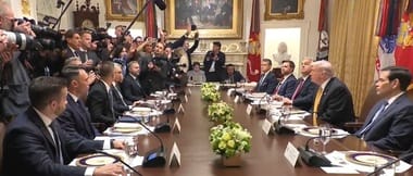 Știri de azi | Trump şi Hegseth apără decizia retragerii unor trupe americane din România, într-o întâlnire cu Orban la Casa Albă, după ce Bucureştiul cere să fie anulată. ”Mie chiar îmi plac românii”, spune Trump. A fost coordonată cu Casa Albă şi Rute şi notificată în - Știri de azi | 